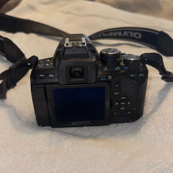 Olympus Black Digital Camera with Professional Design and Zoom Lens - Picture 2 of 5